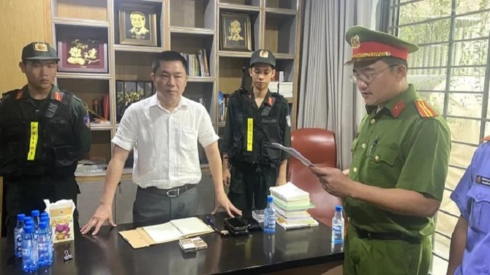 A Dong Nai police officer reads out the arrest warrant for Nguyen Khanh Hung, board chairman and legal representative of LDG Investment JSC., November 30, 2023. Photo courtesy of Dong Nai Police