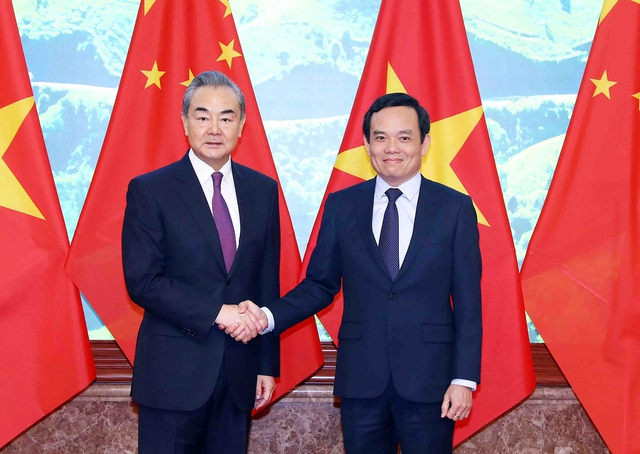 Vietnamese Deputy Prime Minister Tran Luu Quang (right) shakes hands with Chinese Foreign Minister Wang Yi in Hanoi, December 1, 2023. Photo courtesy of the Vietnamese government's news portal.