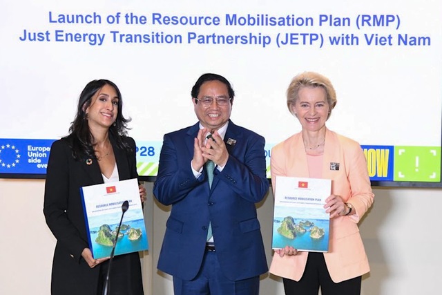 From left: UK Secretary of State for Energy Security and Net Zero Claire Coryl Julia Coutinho, Vietnamese Prime Minister Pham Minh Chinh, and President of the European Commission Ursula von der Leyen at the launch of the Resource Mobilization Plan, Dubai, UAE, December 1, 2023. Photo courtesy of the Vietnamese government's news portal.