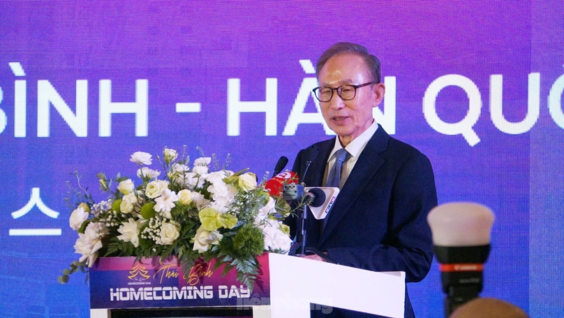 Cựu Tổng thống Hàn Quốc Lee Myung-bak phát biểu tại Ngày về quê hương Thái Bình ở tỉnh Thái Bình, miền bắc Việt Nam, ngày 2 tháng 12 năm 2023. Ảnh do báo Tiền Phong (Vanguard) cung cấp.