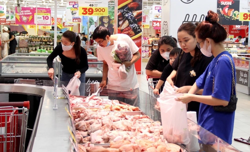 Customers shop for meat at a supermarket. Photo by The Investor/Tuong Nhu.
