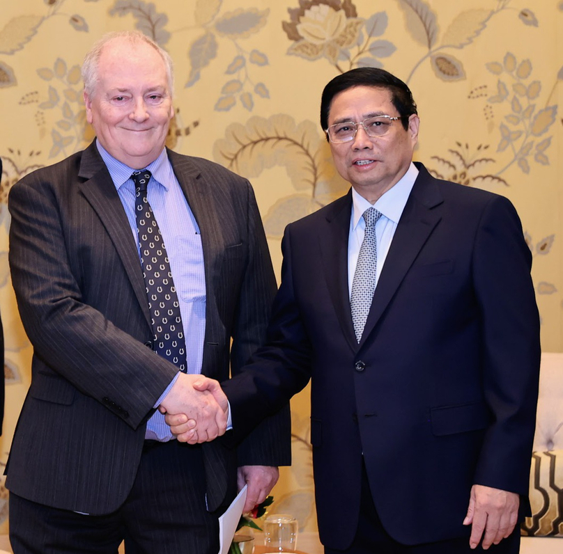 PM Pham Minh Chinh (right) meets with Ian Hatton, chairman of UK-based Enterprize Energy Group, in the United Arab Emirates, December 4, 2023. Photo courtesy of the Vietnamese government's news portal.