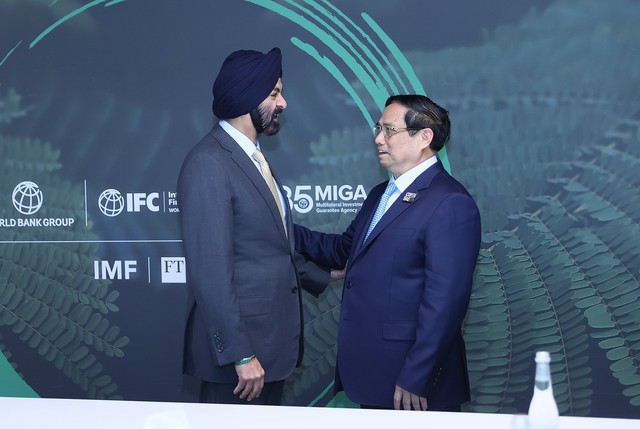 Prime Minister Pham Minh Chinh (right) and World Bank president Ajay Banga meet in Dubai on December 2, 2023. Photo courtesy of the government's news portal.