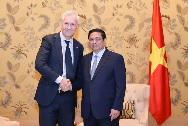 Prime Minister Pham Minh Chinh (right) meets with Robert Helms, board member of Denmark’s Copenhagen Infrastructure Partners Group, in the United Arab Emirates, December 3, 2023. Photo courtesy of the Vietnamese government's news portal.