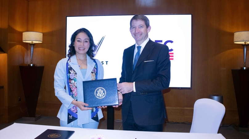 Global CEO of VinFast Le Thi Thu Thuy and CEO of DFC Scott Nathan at the signing of the Letter of Interest. Photo courtesy of the company.