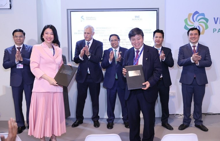Michele Wee, CEO of Standard Chartered Vietnam (left, front), and Nguyen Thanh Hung (right, front), founding chairman of Sovico Group, exchange MoU copies in Dubai, UAE, December 1, 2023. Photo courtesy of Sovico.