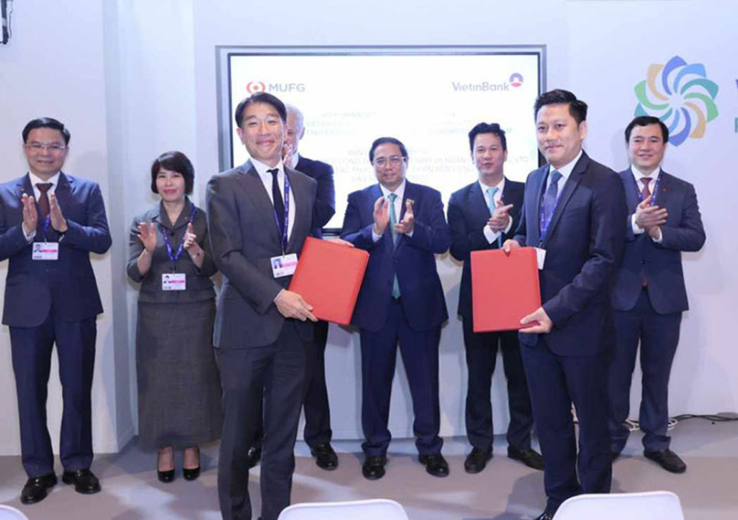 Prime Minister Pham Minh Chinh (center, back row) applauds the signing of a funding agreement between Japan’s MUFG and VietinBank in Dubai, the UAE, December 1, 2023. Photo courtesy of VietinBank.