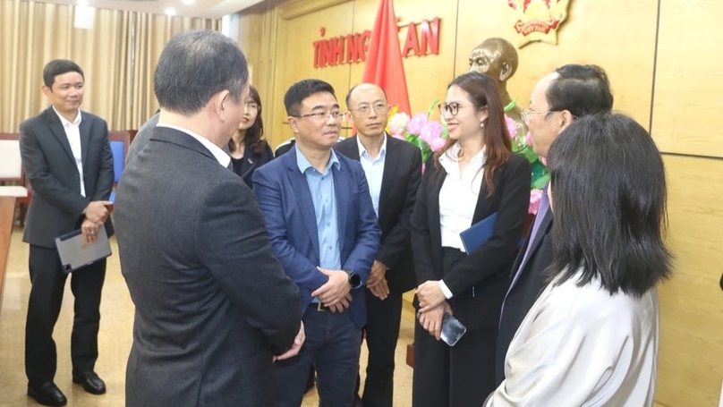 Qtech CEO Andrew Wang (blue suit) at a meeting with Nghe An authorities in the central province on December 4, 2023. Photo courtesy of Nghe An newspaper.