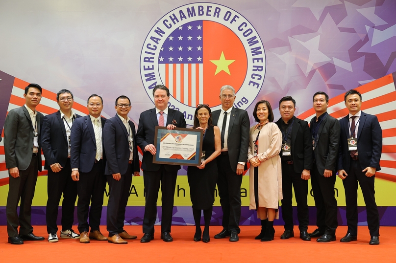 U.S. ambassador to Vietnam Marc Knapper (fifth, left) and AmCham chair John Rockhold (fifth, right) hand over Corporate Social Responsibility (CSR) recognition awards to 33 companies in Hanoi, December 6, 2023. Photo courtesy of AmCham.