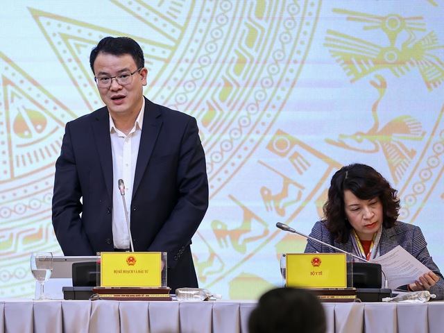 Deputy Minister of Planning and Investment Tran Quoc Phuong (left) speaks at a regular government press meeting on December 6, 2023. Photo courtesy of the government's news portal.