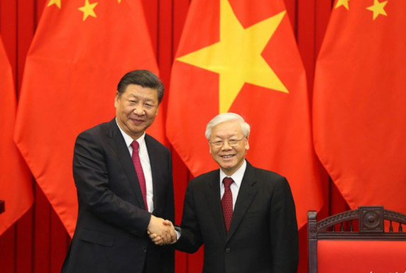  General Secretary of the Communist Party of Vietnam Nguyen Phu Trong (right) shakes hands with Chinese President Xi Jinping in Hanoi in November 2017. Photo courtesy of Tuoi Tre (Youth) newspaper.