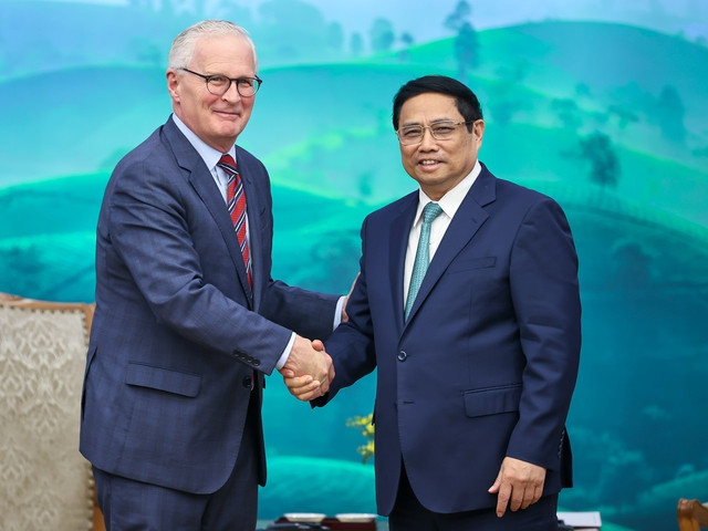  Vietnamese Prime Minister Pham Minh Chinh (R) shakes hand with president and CEO of the U.S. Semiconductor Industry Association (SIA) John Neuffer at their meeting in Hanoi on December 7, 2023. Photo courtesy of the government's news portal.