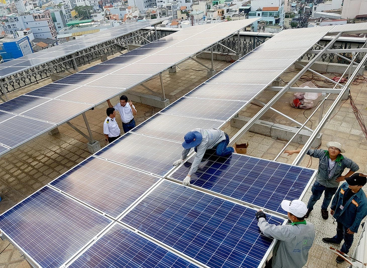 A rooftop solar power system is being installed in an office building in Ho Chi Minh City. Photo courtesy of Tuoi tre (Youth) newspaper. 