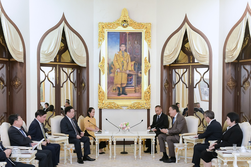 Vietnam's National Assembly Chairman Vuong Dinh Hue (third, left) and Thailand's Prime Minister Srettha Thavisin at a meeting in Bangkok, December 8, 2023. Photo courtesy of the National Assembly.