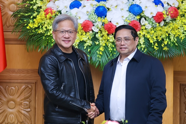 Prime Minister Pham Minh Chinh (right) welcomes Nvidia CEO Jensen Huang at the government headquarters in Hanoi, December 10, 2023. Photo courtesy of the government's news portal.