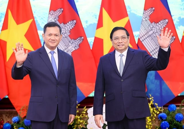 Vietnamese Prime Minister Pham Minh Chinh (right) and his Cambodian counterpart Samdech Hun Manet before their talks in Hanoi on December 11, 2023. Photo courtesy of Vietnam News Agency.
