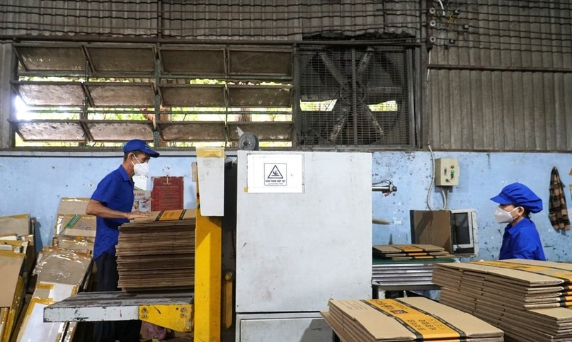 Workers make carton packaging at Hoa Binh Carton Packaging Co., Ltd. in Hoa Cam Industrial Park, Cam Le district, Da Nang city, central Vietnam. Photo by The Investor/Trong Hieu.