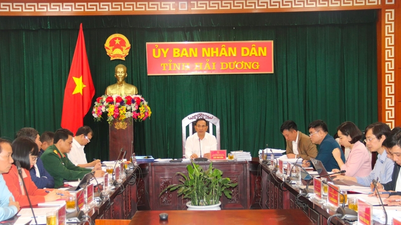 Hai Duong Vice Chairman Luu Van Ban (center) chairs a meeting of the provincial authorities on December 12, 2023. Photo courtesy of Hai Duong newspaper.