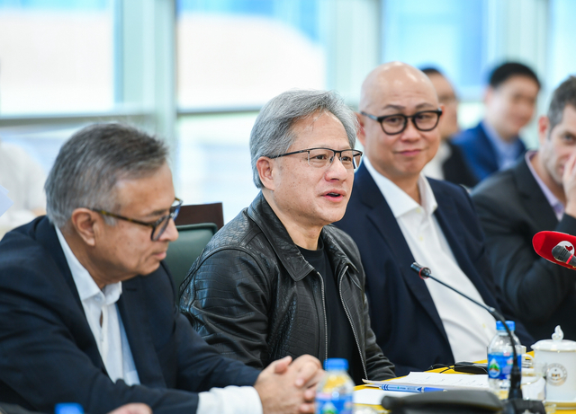 Nvidia's president and CEO Jensen Huang (second, left) speaks at a roundtable on developing the semiconductor and AI and opportunities for Vietnam in Hanoi, December 11, 2023. Photo courtesy of the government's news portal.