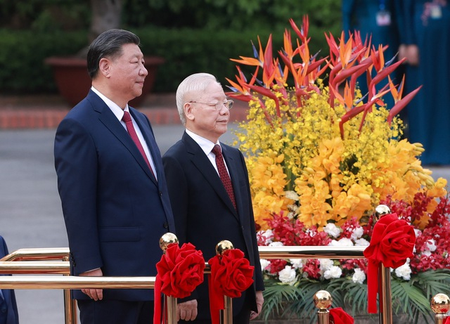 Vietnam's Party General Secretary Nguyen Phu Trong (right) chairs a welcome ceremony for China's Party General Secretary and President Xi Jinping in Hanoi, December 12, 2023. Photo courtesy of the Vietnamese government's news portal.
