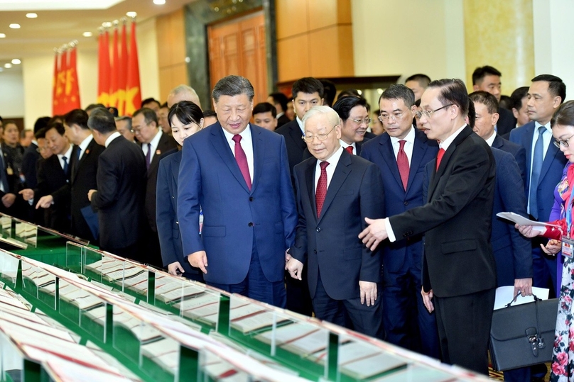 Vietnam's Party General Secretary Nguyen Phu Trong and China's General Secretary and President Xi Jinping listen to an introduction to the documents signed between the two countries' agencies, ministries, and localities in Hanoi, December 12, 2023. Photo courtesy of Tien Phong (Pioneer) newspaper.