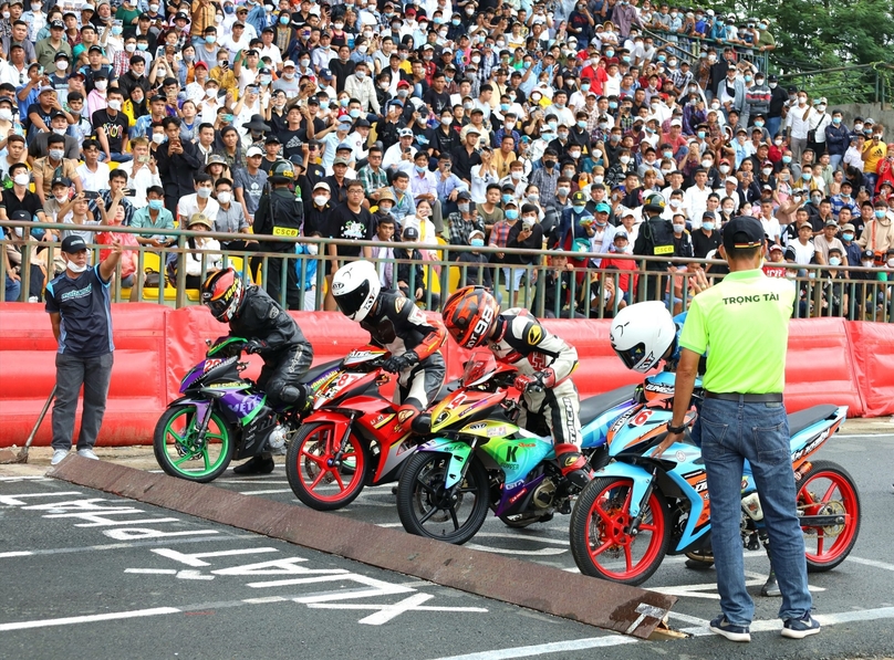 A motorbike race held in Can Tho city, Mekong Delta. Photo courtesy of Lao Dong (Labor) newspaper. 