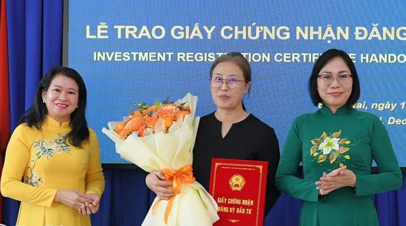 Dong Nai Vice Chairwoman Nguyen Thi Hoang (right) at an investment certificate granting ceremony in the province, southern Vietnam, December 14, 2023. Photo courtesy of Dong Nai newspaper.