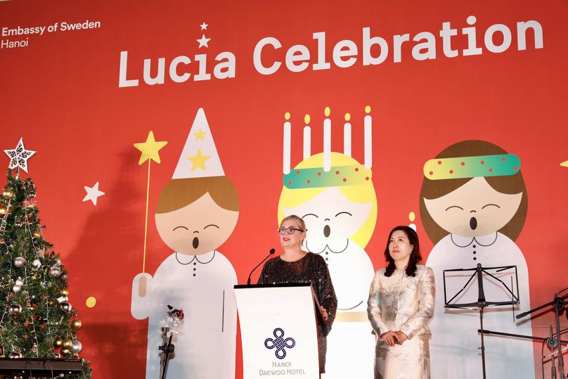 Swedish Ambassador to Vietnam Ann Mawe (left) and Vietnamese Deputy Minister of Foreign Affairs Le Thi Thu Hang at the Lucia Celebration in Hanoi, December 14, 2023. Photo courtesy of the embassy.