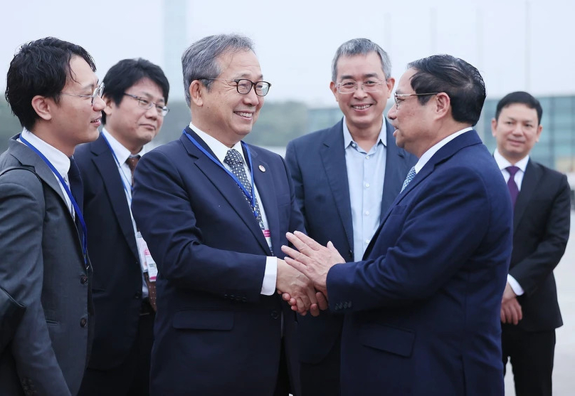 Japanese Ambassador to Vietnam Yamada Takio (left) sees off Prime Minister Pham Minh Chinh at Noi Bai International Airport in Hanoi on December 15, 2023. Photo courtesy of VietnamPlus.
