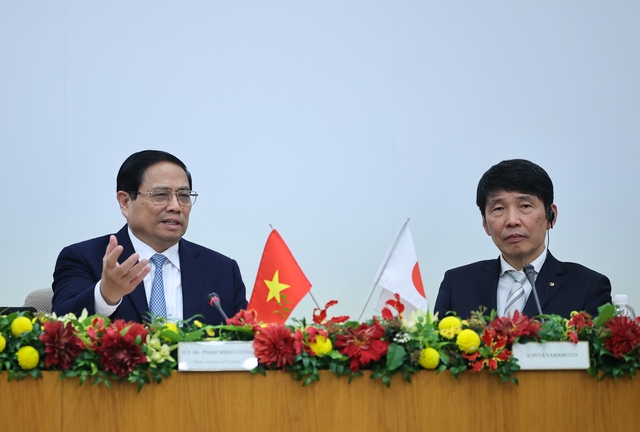 Vietnam PM Pham Minh Chinh (L) and Gunma prefecture Governor Ichita Yamamoto (R), at a meeting with leading Gunma businesses, in Gunma, Japan, December 15, 2023. Photo courtesy of the government’s news portal. 
