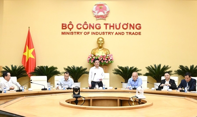 Minister of Industry and Trade Nguyen Hong Dien (standing) chairs a meeting with Vietnam’s power companies in Hanoi, December 15, 2023. Photo courtesy of the ministry.  