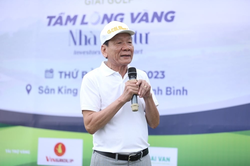 Editor-in-chief of The Investor/Nha dau tu Nguyen Anh Tuan speaks at the teeing off ceremony of the golf tournament themed “Investors' golden heart”, Ninh Binh, December 16, 2023. Photo by The Investor.