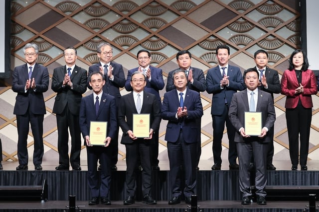 Ngo Dong Hai, secretary of Thai Binh’s Party Committee hands over an investment license to representatives of Tokyo Gas, Kyuden International, and Truong Thanh Vietnam Group to build a $1.99-billion LNG-to-power plant in the province, Tokyo, Japan, December 16, 2023. Photo courtesy of the government’s news portal. 