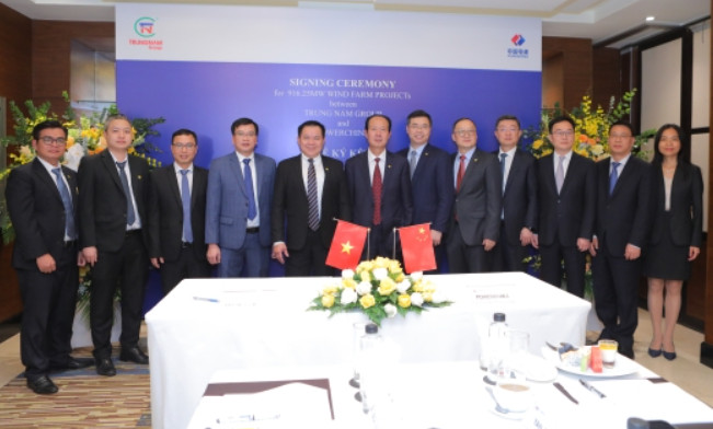 The signing ceremony between POWERCHINA and Trungnam Group for an EPC contract for a 916-MW wind power project cluster in Vietnam. Photo courtesy of POWERCHINA. 