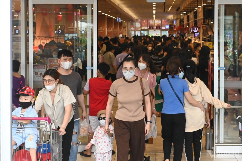 People at a trading center in Hanoi. Photo courtesy of VietNamNet.