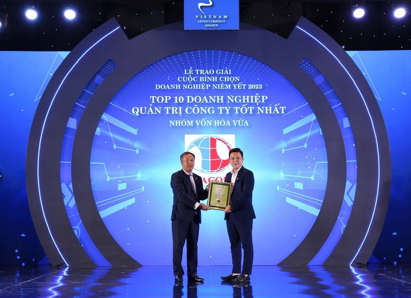 Vice chairman of Tracodi Pham Dang Khoa (right) receives the award 'Top 10 mid-cap companies with the best corporate governance' at a ceremony on December 15, 2023. Photo courtesy of the company.