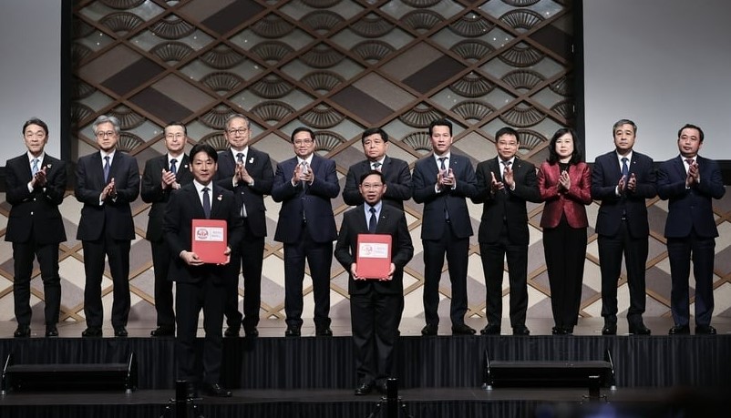 Bac Giang Chairman Le Anh Duong (front, right) exchanges MoU documents with Aeon President and CEO Yasutsugu Iwamura, Tokyo, December 16, 2023. Among senior dignitaries witnessing the event was Vietnamese Prime Minister Pham Minh Chinh (fifth left, back row). Photo courtesy of the government news portal.