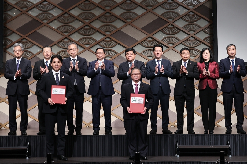 Can Tho Chairman Tran Viet Truong (front, right) exchanges an MoU with Aeon president and CEO Yasutsugu Iwamura, Tokyo, December 16, 2023. Among senior dignitaries witnessing the event was Vietnamese Prime Minister Pham Minh Chinh (fourth, left, back row). Photo courtesy of the government's news portal.