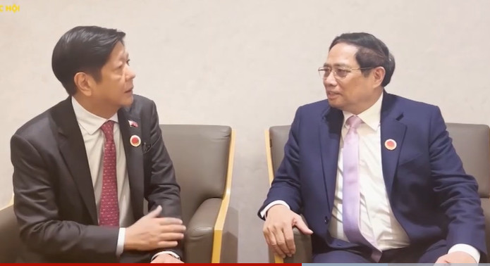 Philippine President Ferdinand Marcos Jr. (left) and Vietnamese PM Pham Minh Chinh meet on the sidelines of the Commemorative Summit for the 50th anniversary of ASEAN-Japan relations in Tokyo, Japan, December 17, 2023. Screenshot from Quoc Hoi (National Assembly) Television reportage.