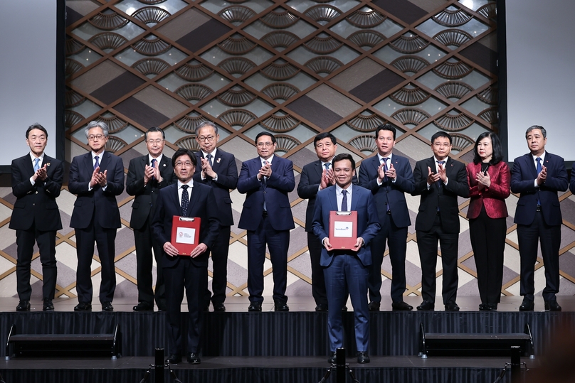 Representatives of JBIC and VietinBank exchange MoU documents in the presence of senior dignitaries including Vietnamese Prime Minister Pham Minh Chinh (fifth left, back row) in Tokyo, December 16, 2023. Photo courtesy of the government's news portal.