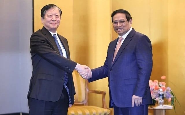 Prime Minister Pham Minh Chinh (right) meets Susumu Nibuya, executive vice president and chief operating officer of Japan’s Idemitsu Group, in Tokyo on December 16, 2023. Photo courtesy of the Vietnamese government's news portal.