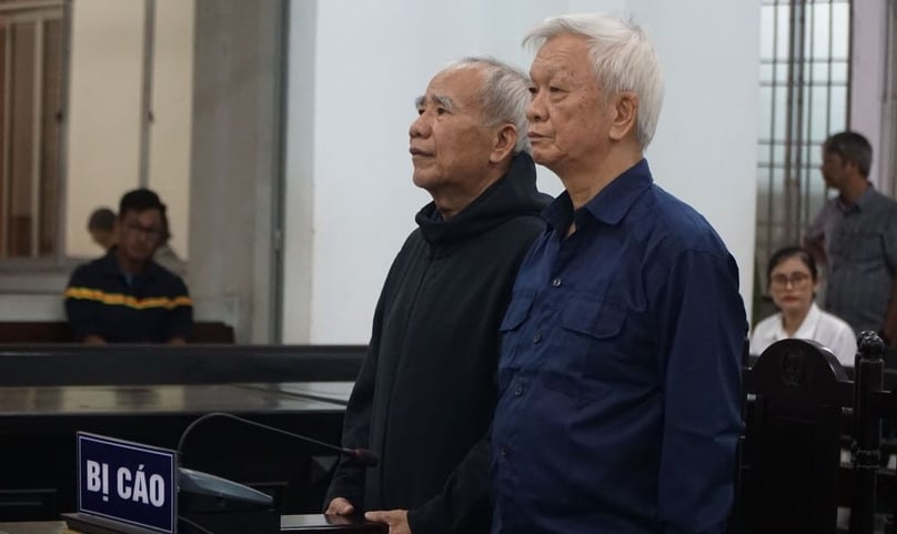 Nguyen Chien Thang, former chairman of Khanh Hoa province (right), and Dao Cong Thien, former vice chairman, in court, December 18, 2023. Photo courtesy of Thanh Nien (Young People) newspaper.