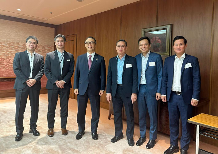 VietinBank chairman Tran Minh Binh (fourth, left) and MUFG chairman Mike Kanetsugu (fourth, right) meet in Tokyo, December 15, 2023. Photo courtesy of VietinBank.