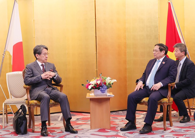 Vietnam's Prime Minister Pham Minh Chinh (right) meets with JBIC’s chairman of the board of directors Maeda Tadashi (left) in Tokyo, Japan, December 18, 2023. Photo courtesy of the government's news portal.