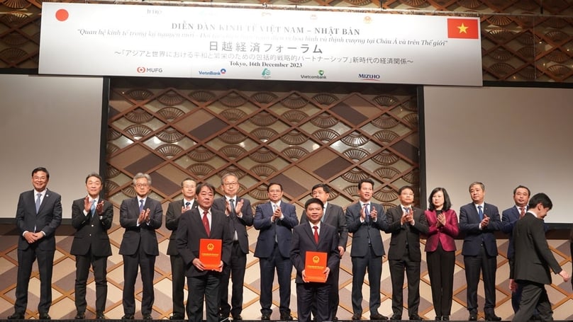 Leaders of Ha Nam province and Ohtsuka Sangyo Material Co. Ltd. exchange MoU documents in Tokyo, Japan, December 16, 2023. Photo courtesy of Ha Nam newspaper.