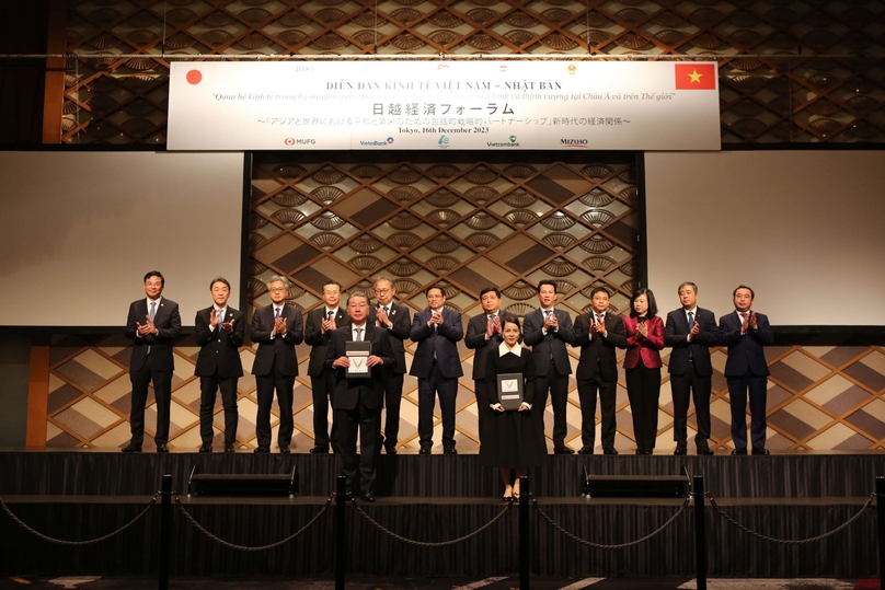 Representatives of VinFast and Marubeni exchange documents at the Vietnam-Japan Economic Forum in Tokyo, December 16, 2023. Photo courtesy of Vingroup.