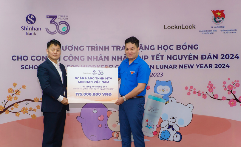 Kang GewWon (left), CEO and general director of Shinhan Bank Vietnam, and Truong Tan Nghiep (right), a member of the Youth Union's Standing Committee, head of the Youth Union's Workers' Committee, at the scholarship awarding ceremony. Photo courtesy of Shinhan Bank Vietnam.