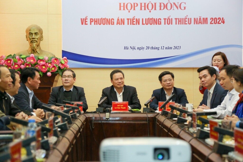 Deputy Minister of Labor, Invalids, and Social Affairs Le Van Thanh (center) chairs a meeting of the National Wage Council in Hanoi, December 20, 2023. Photo courtesy of Lao Dong (Labor) newspaper.