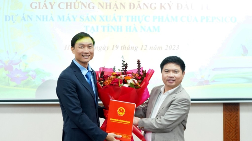 Ha Nam Chairman Truong Quoc Huy (right) grants an investment certificate to PepsiCo Foods Vietnam general manager Nguyen Viet Ha in Ha Nam province, northern Vietnam, December 19, 2023. Photo courtesy of Ha Nam TV.