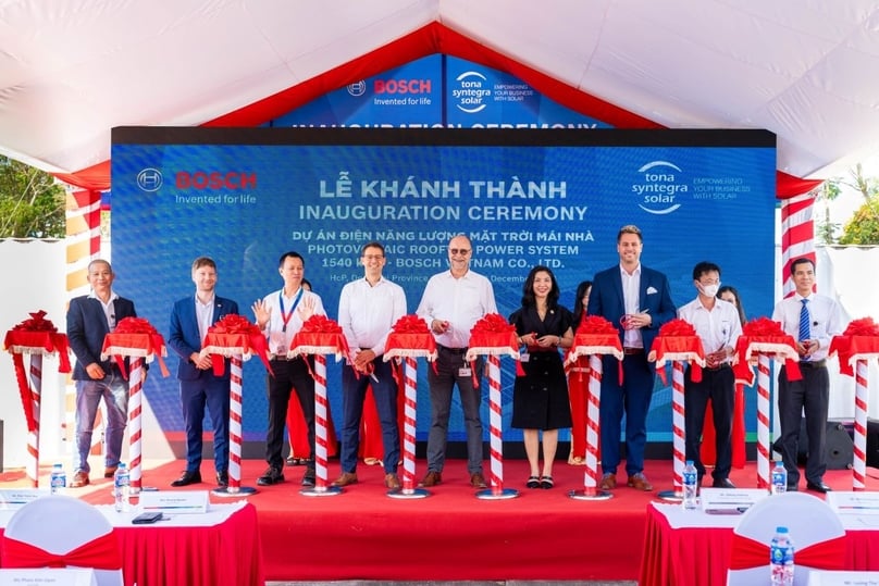Andreas Abbing (middle with glasses), vice president and technical plant manager of the Bosch Vietnam plant, at the inauguration ceremony of the rooftop solar system to provide green energy for its production at Bosch Vietnam in Long Thanh Industrial Zone, Dong Nai province, December 15, 2023. Photo courtesy of Bosch Vietnam.
